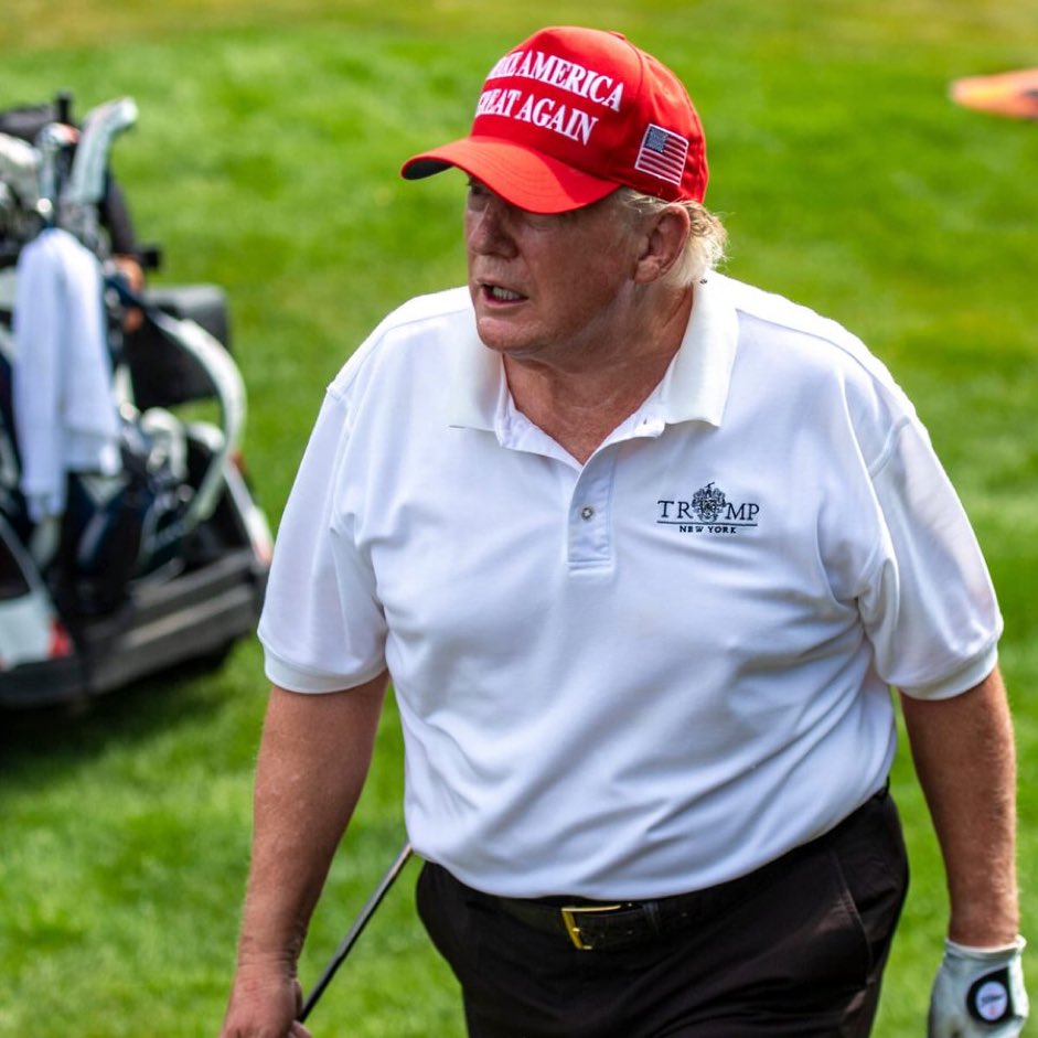 kangaroos991's tweet photo. Drop a 🤡 (or two) if you think this bozo is more than 215 pounds! 🤡🤡 https://t.co/YMkLOdAOgX