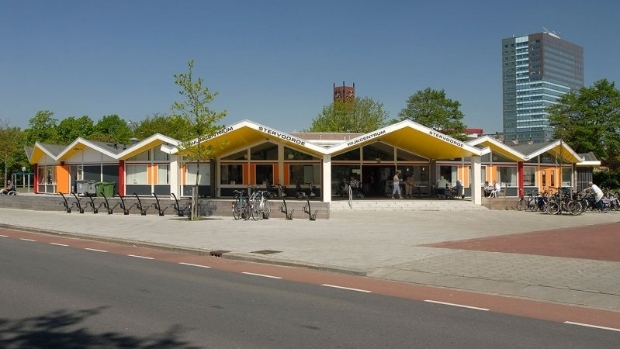 De renovatie van de nieuwe raadszaal duurt tot december, terwijl het contract met Hoogvoorde deze maand afloopt. rodi.nl/rijswijk/l/355…