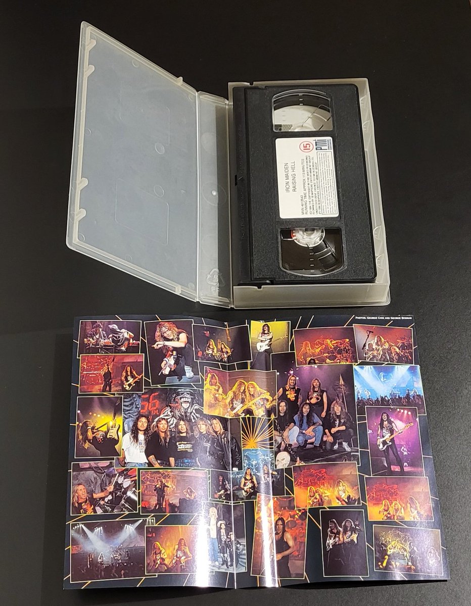 DavidGTato's tweet photo. @IronMaiden Y seguimos con el Rising Hell, editado tal día como hoy en 1994 en VHS
Se trata del show grabado un año antes en el que entre tema y tema se intercalaban números de magia macabra a cargo del mago Simon Drake
#IronMaiden #RisingHell #SimonDrake #UptheIrons
#MyIronMaidenCollection https://t.co/XN8wCzKWKW