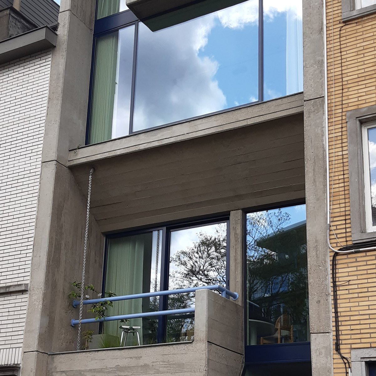 Voor het #BeeldindeKijker deze maand neemt onze collega Els je mee naar de brutalistische stadswoning De Zordo in Gent. Ontdek het hier: beeldbank.onroerenderfgoed.be #BeeldindeKijker #BiK #vlaandereniserfgoed #brutalisme @Stadgent