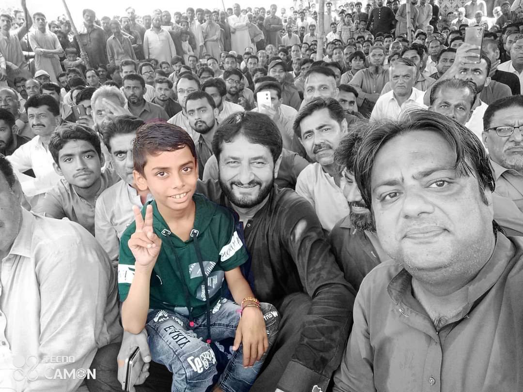 sumeetkrathore's tweet photo. 🔊POWERFUL!

◼️Last night #Jaideep was recovered from captivity and today he joins #KashmoreProtest in solidarity with the families of #SagarKumar and #PriyaKumar who are yet to be recovered. https://t.co/jOGuSLr0Qf