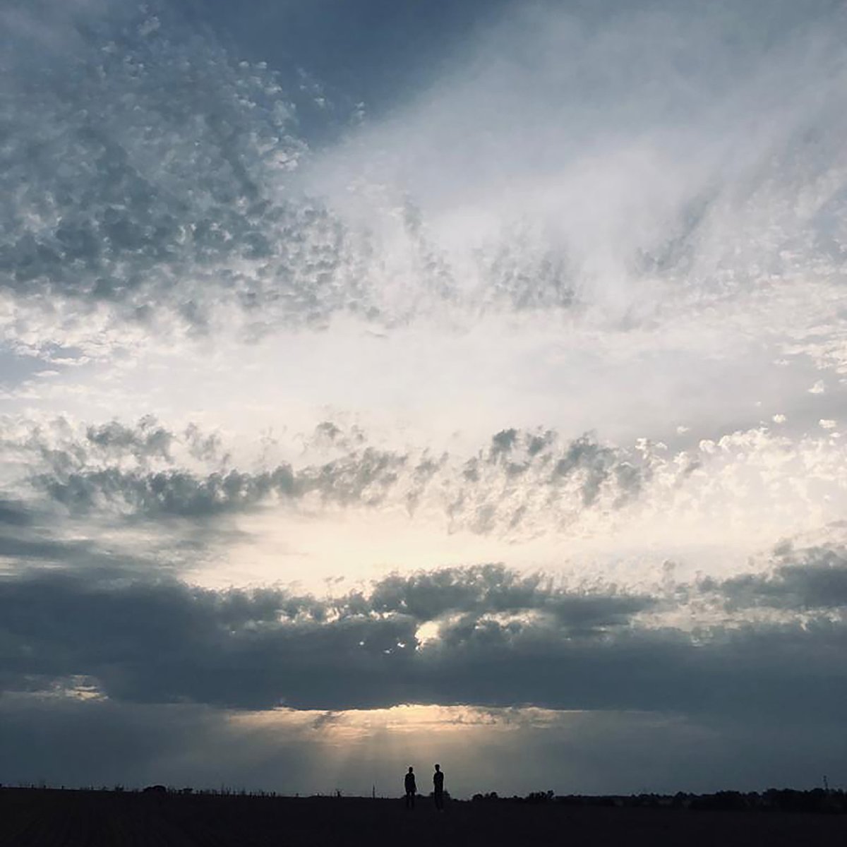 SURPRISE
Le premier titre issu de notre premier album (prévu pour 2024) est en ligne
→ recordu.lnk.to/Toute_la_nuit