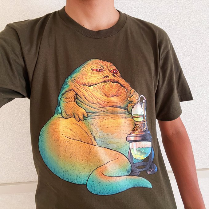 最高のTシャツが来た。ディズニー100周年記念の膨大なデザインからこれはと思うものを見つけるのは結構大変だが(配色も選べるし)、もう何枚か買おう。 