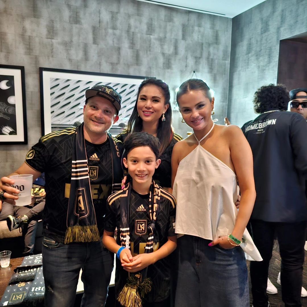 SGomezNewsCOMs's tweet photo. Selena Gomez at the Los Angeles FC vs. Inter Miami CF game. #InterMiamiCF       #LAFCMIA #LAFC https://t.co/8VWFdsP0fU