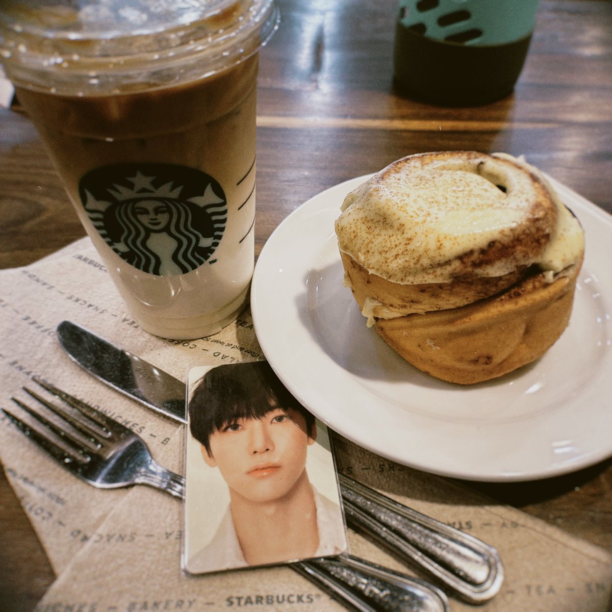 huesofleos's tweet photo. ㅡ 𝘤𝘰𝘧𝘧𝘦𝘦 𝘥𝘢𝘵𝘦 𝘸𝘪𝘵𝘩 𝘵𝘩𝘦 𝘭𝘰𝘮𝘭...  🥐☕️🧊🤎 https://t.co/BZcRwlDTY7