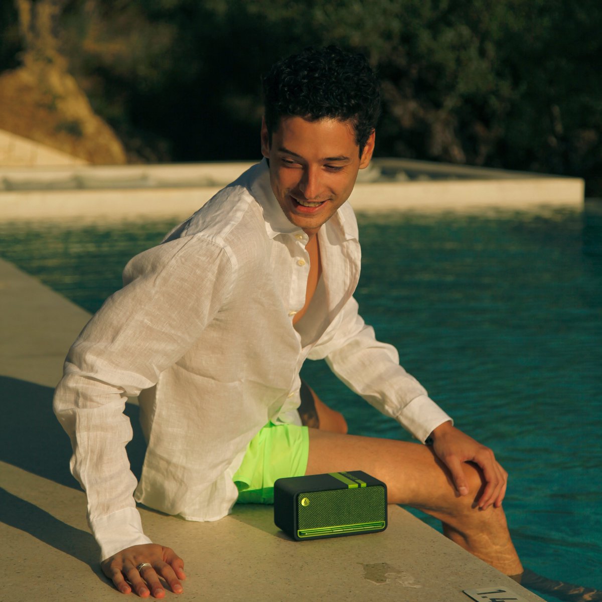 Edifier_Global's tweet photo. The #MP230 boasts a stereo acoustic system featuring dual 48mm full-frequency driver units, delivering powerful sound with crisp trebles and punchy bass💥
#Edifier #portablespeaker #Bluetooth #speaker #PoolParty https://t.co/LziJLmfBIY