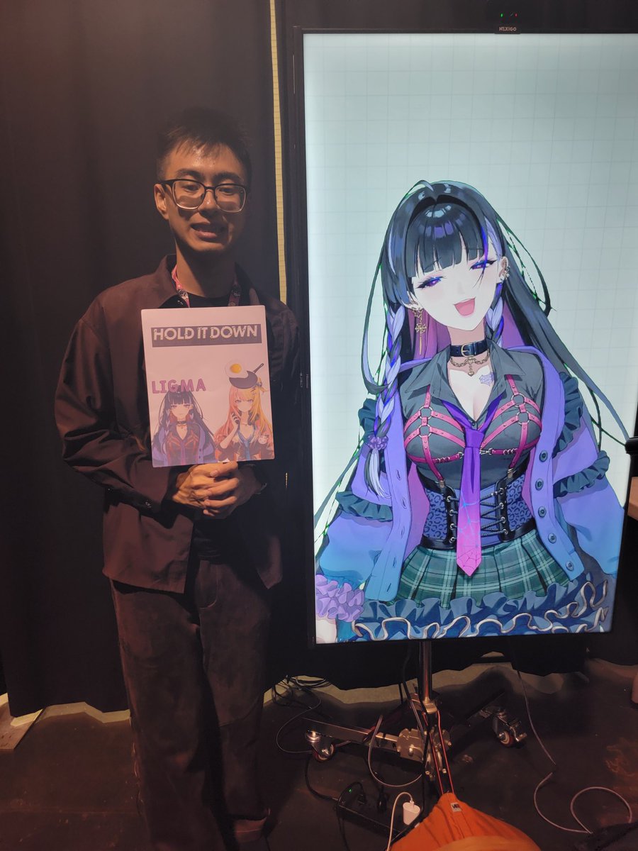 Sotoruuu's tweet photo. Finally met my oshi. It was an honor trying to speak in basic japanese to both of you. Also made a fan sign for the concert
@KotokaTorahime @MelocoKyoran
#ANIMEImpulseOC2023 
#AnimeImpulseOSHI 
#KotokaTorahime 
#MelocoKyoran https://t.co/kZyHPSY3e1