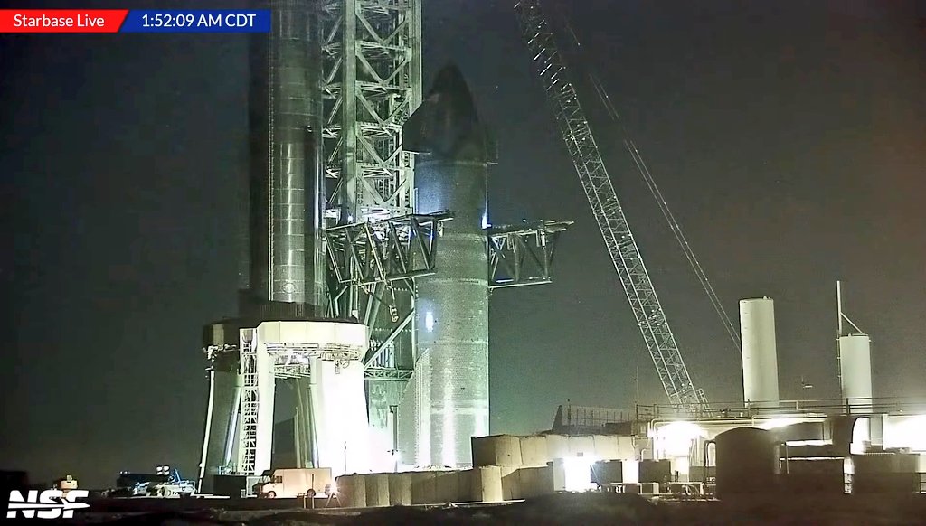 SpaceNosey's tweet photo. 🔴 La #Ship25 está a punto de ser apilada sobre el Booster 9 por primera vez.

Nacerá así el cohete más grande de la historia. https://t.co/jt9f2KmmEx