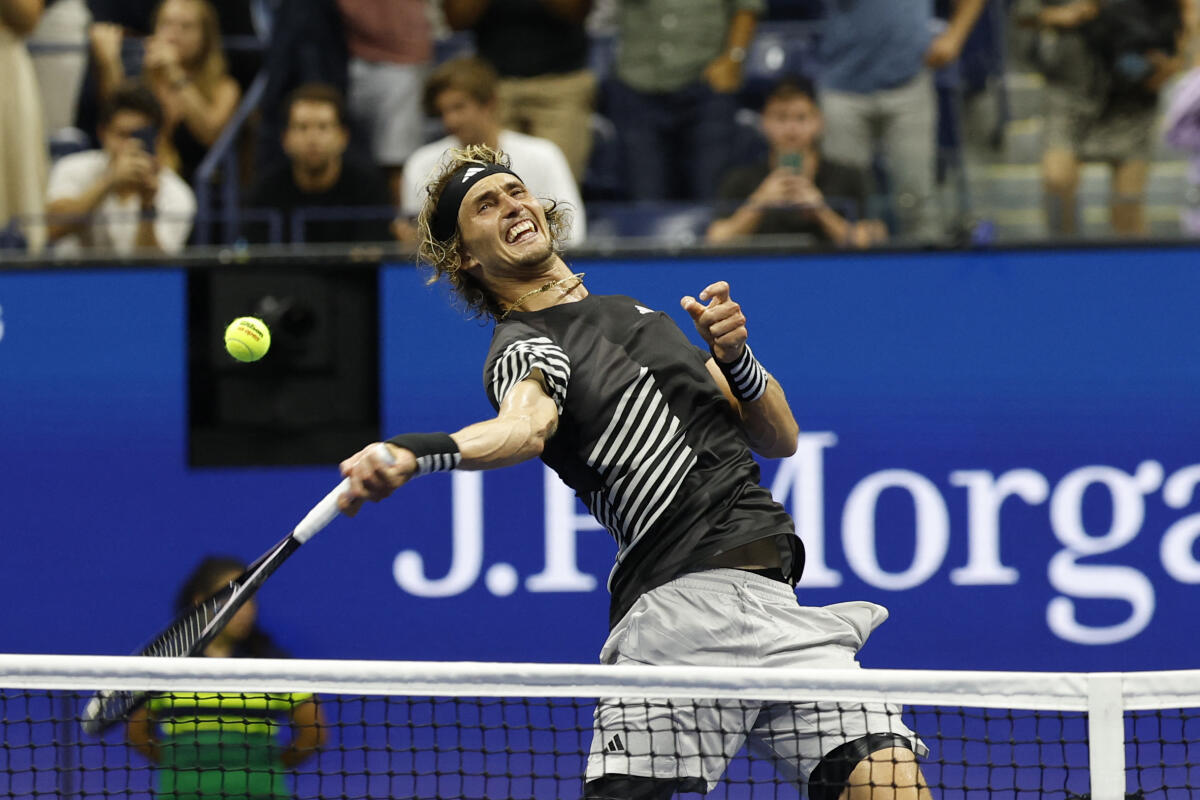 sportstarweb's tweet image. Alexander Zverev defeated Jannik Sinner in a late-night five-set US Open marathon to line up a quarterfinal with defending champion Carlos Alcaraz.
bit.ly/461puTb
#USOpen23