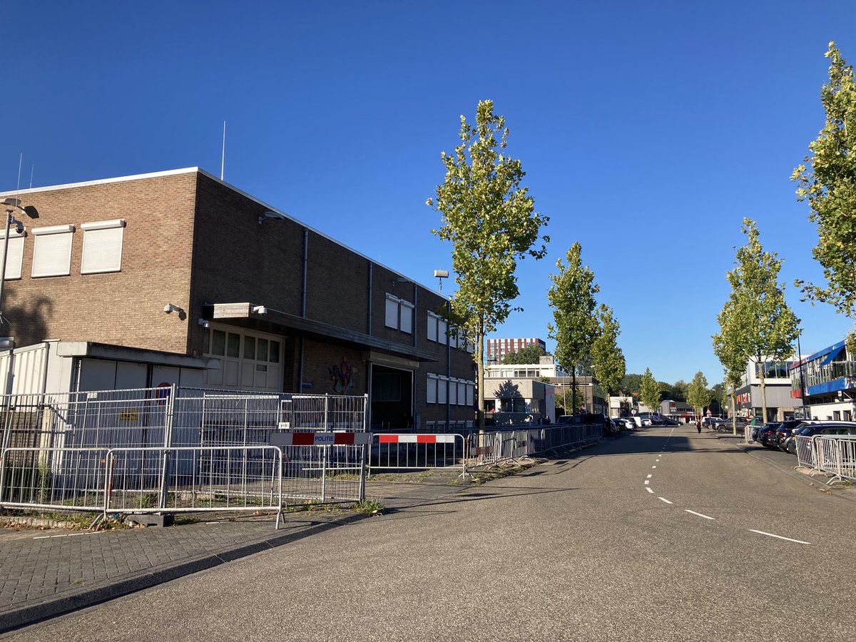 JanineShow6's tweet image. Bij de Bunker voor regiezitting in de strafzaken Iraklia en Hendon over de moord op Peter R. de Vries. Geen toeters en bellen vandaag (lees geen drones, geen zwaarbewapende gasten voor de deur, geen aankomst met gillende sirenes) #peterrdevries