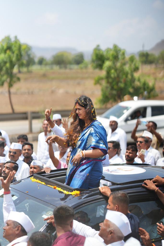 Mobile number of Pritam Munde