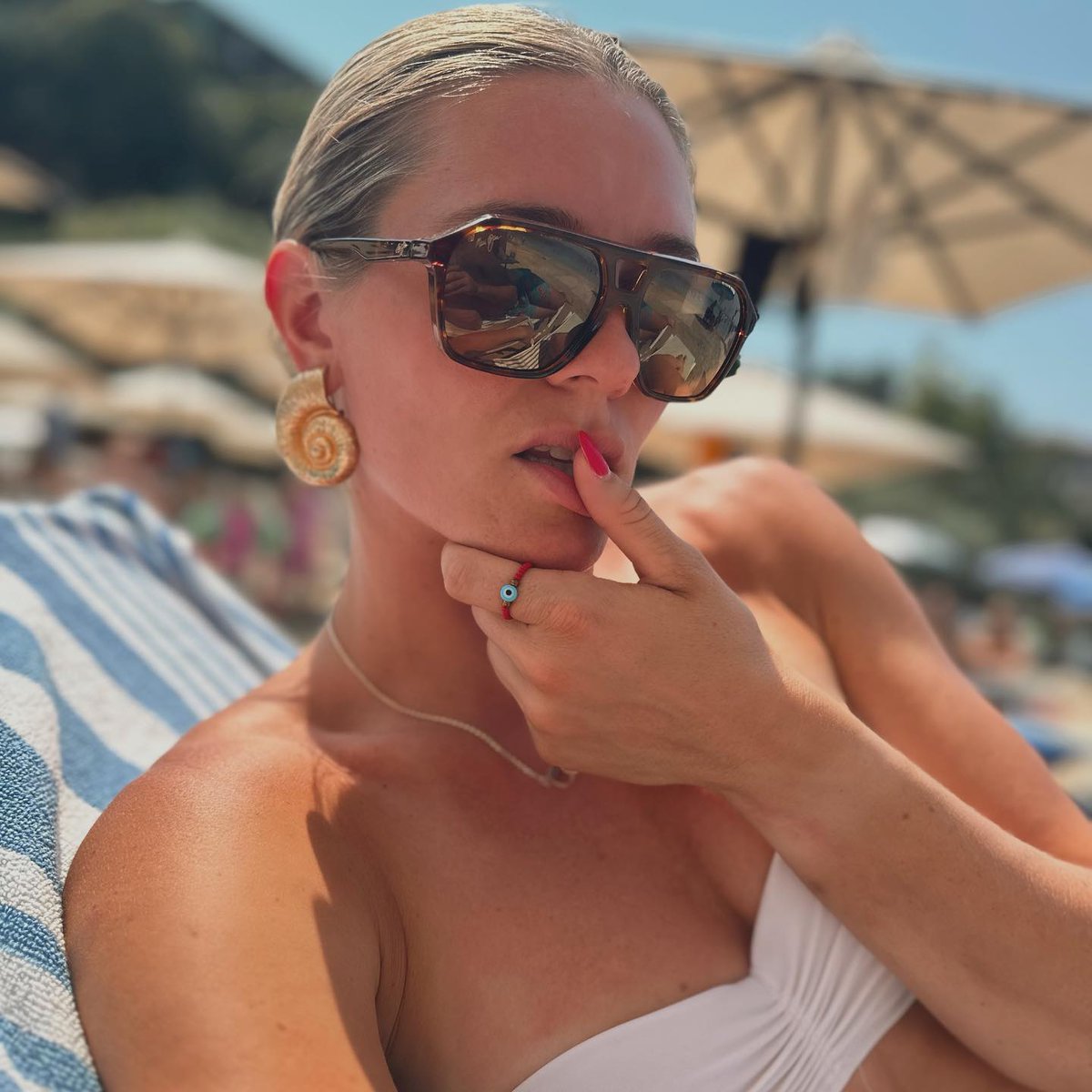 lenshop_gr's tweet image. Wedges showcases clever craftsmanship in a contemporary aviator silhouette. This style features the innovative properties of PolarizedPlus2® in a square composition for bespoke protection in modern styling. #mauijim #sunglasses #polarized #eyewear #sunnies
lenshop.eu/sunglasses/651…