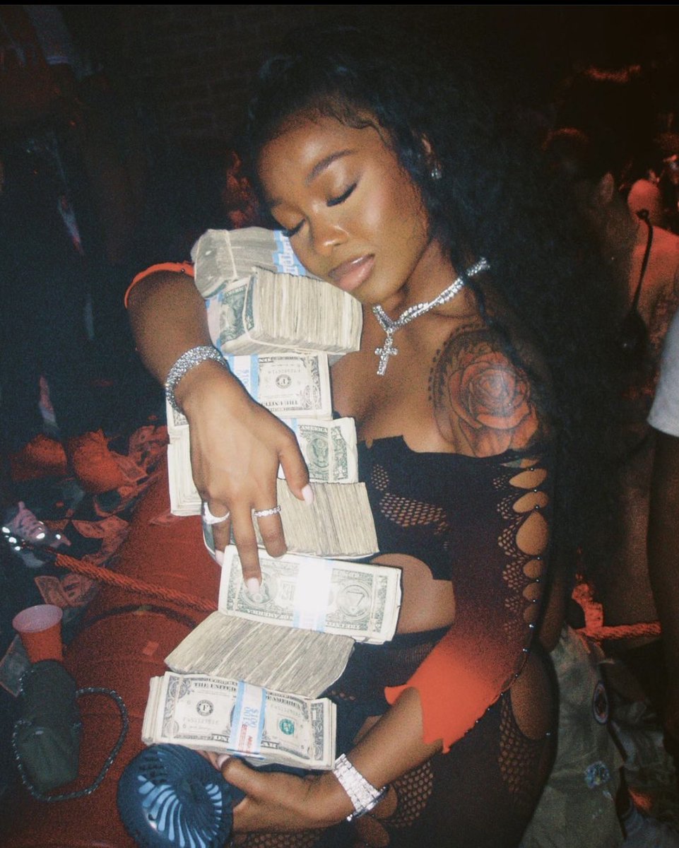 kayshmoneyy01's tweet photo. Them: y’all act just alike..
Us: https://t.co/2BlgufQs5Y