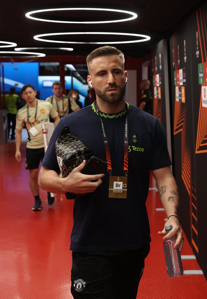 utdfocusid's tweet photo. Luke Shaw sempat menderita cedera patah kaki, cedera horor yang bisa membuat seorang pemain pensiun dini. Ia juga pernah dikritik habis oleh pelatihnya sendiri, Jose Mourinho dihadapan media. 

Ia dianggap tidak memiliki pemahaman taktik yang bagus, atau kasarnya, ia tidak punya cukup otak untuk bermain di level atas seperti Manchester United. Sebuah kritik pedas yang disampaikan Mourinho di hadapan media yang disaksikan oleh jutaan pasang mata. 

Apa yang Luke Shaw lakukan? Muhasabah diri. Tidak ada reaksi berlebihan, hanya kerja keras dan buktikan di latihan dan pertandingan. Hasilnya, ia kini selalu menjadi pilihan utama baik di level Klub atau tim nasional.

It’s all about mental 💯

#utdfocusid