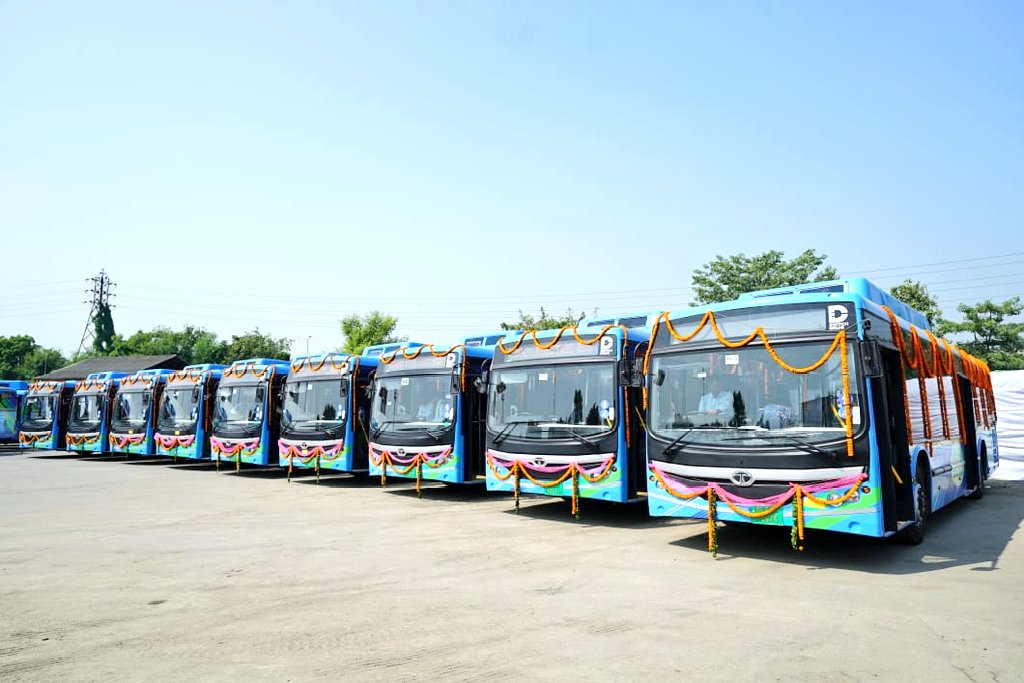 केजरीवाल सरकार की EV क्रांति🚌

मुख्यमंत्री <a href="/ArvindKejriwal/">Arvind Kejriwal</a> के अथक प्रयासों से दिल्ली के बसों के बेड़े में 400 नई E-Buses और जोड़ी गई।

इससे पहले भी 400 E-Buses शामिल की गई थी

अब दिल्ली में कुल 800 Electric Buses हो गई हैं

जो भारत में सबसे ज्यादा हैं। 🇮🇳