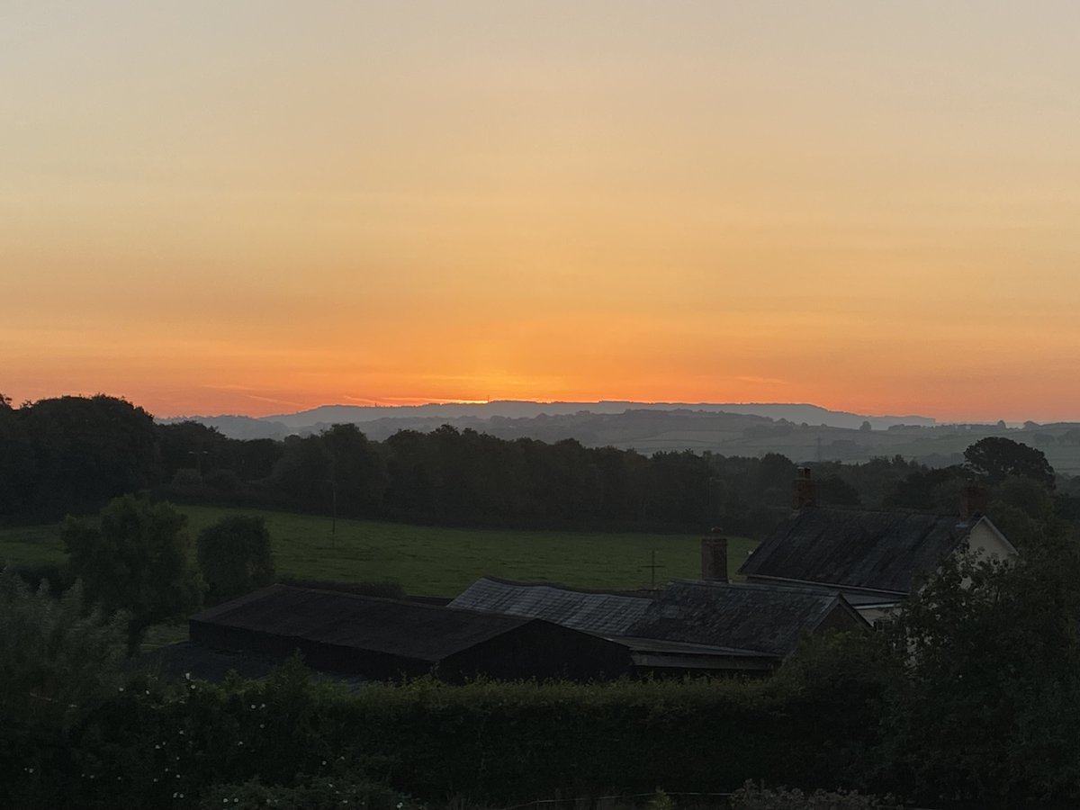Sunrise this morning over the Blacktown Hills on the #Devon #Somerset border. Not too shabby, no doubt helped by a sprinkle of #saharandust.

@metoffice @bbcweather

#loveukweather #swisbest
