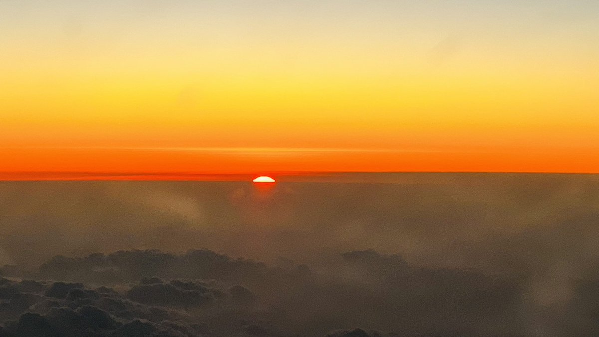 Capt_Ck's tweet photo. Hues of the skies yesterday. Sunrise and Sunset. #lifeofapilot https://t.co/UA2ivykNMC