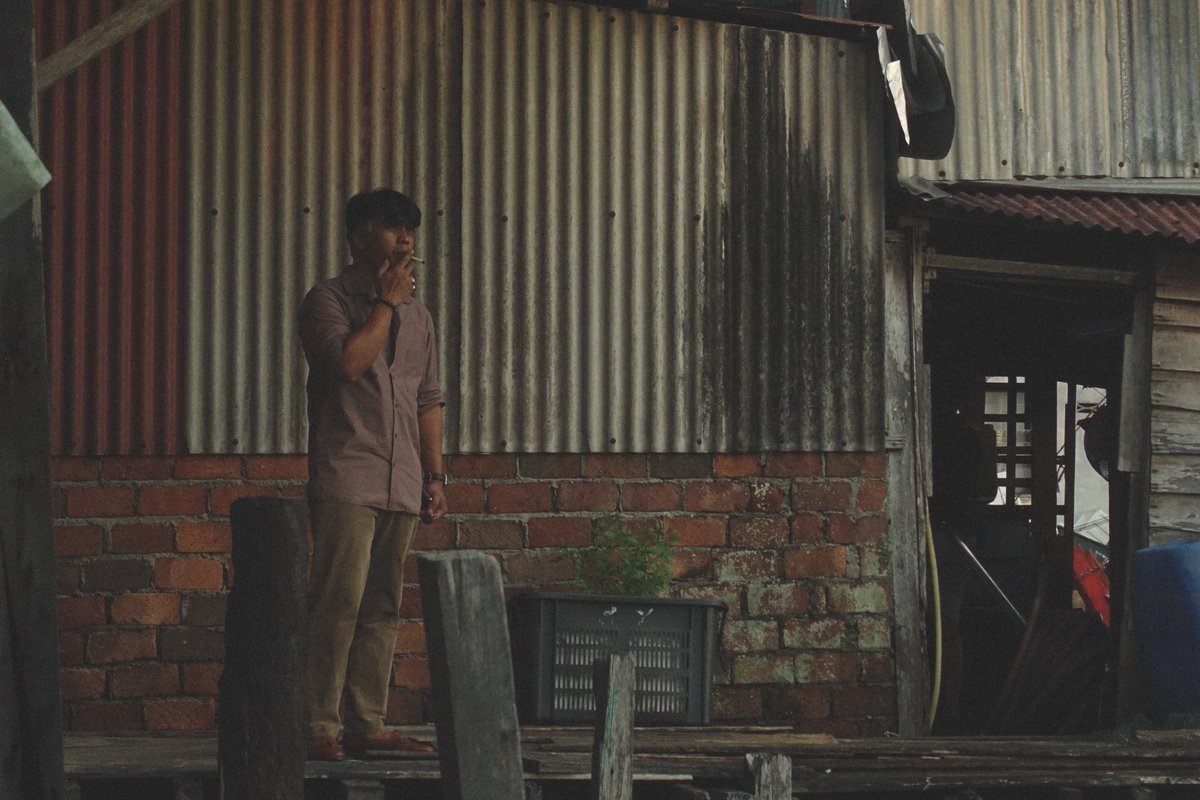 Aku adalah titik merah di dalam dunia yang penuh dengan hitam dan putih.
Terus ada. Terus hidup. Terus berenang. Ke langit.
#BerenangkeLangit