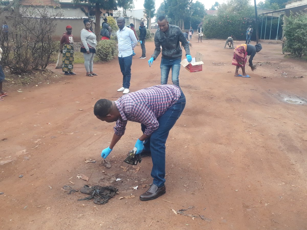Kamonyi's tweet photo. Igitondo cy'isuku mu Tugari twose. Abakozi bakorera ku cyicaro cy'Akarere bafatanyije n'abatuye Umudugudu wa Lyabitana Akagari ka Gihinga Umurenge #Gacurabwenge mu bikorwa by'isuku n'isukura mu nkengero z'ibiro by'Akarere @RwandaLocalGov @RwandaSouth https://t.co/iaYxLDKBFZ