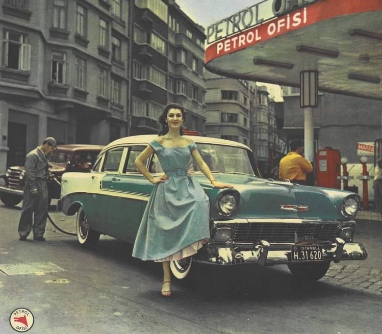 markahikayeler's tweet photo. Benzin istasyonlarının geçmişine kısa bir yolculuk ⛽️

Nostaljik araçlar, reklam tabelaları, uyarı levhaları ve dahası. + https://t.co/ULYrGxHilQ