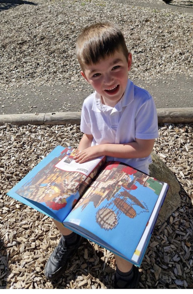 strathyps1's tweet photo. The library van is back!! @StirlingLibs #StrathyreReads https://t.co/PnQlD9Fiys