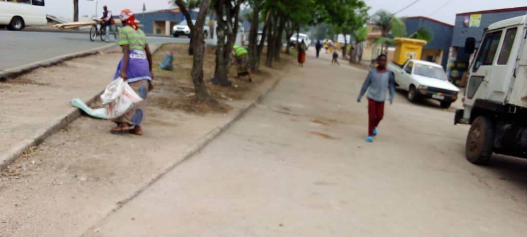 Kamonyi's tweet photo. Igitondo cy'isuku mu Tugari twose. Abakozi bakorera ku cyicaro cy'Akarere bafatanyije n'abatuye Umudugudu wa Lyabitana Akagari ka Gihinga Umurenge #Gacurabwenge mu bikorwa by'isuku n'isukura mu nkengero z'ibiro by'Akarere @RwandaLocalGov @RwandaSouth https://t.co/iaYxLDKBFZ