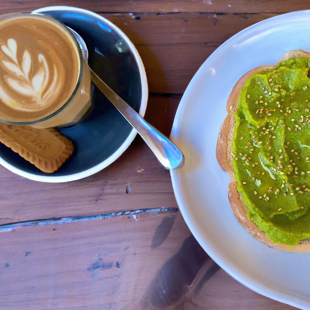 Buenos días!si el tiempo nos da un respiro,venid a deleitaros con nuestras cositas nuevas del menú,como la tostada de aguacate acompañada del mejor #cafédeespecialidad en Velilla de San Antonio😋No olvides compartir tus fotos con nosotros usando el hashtag #CamdenCoffeeRoasters