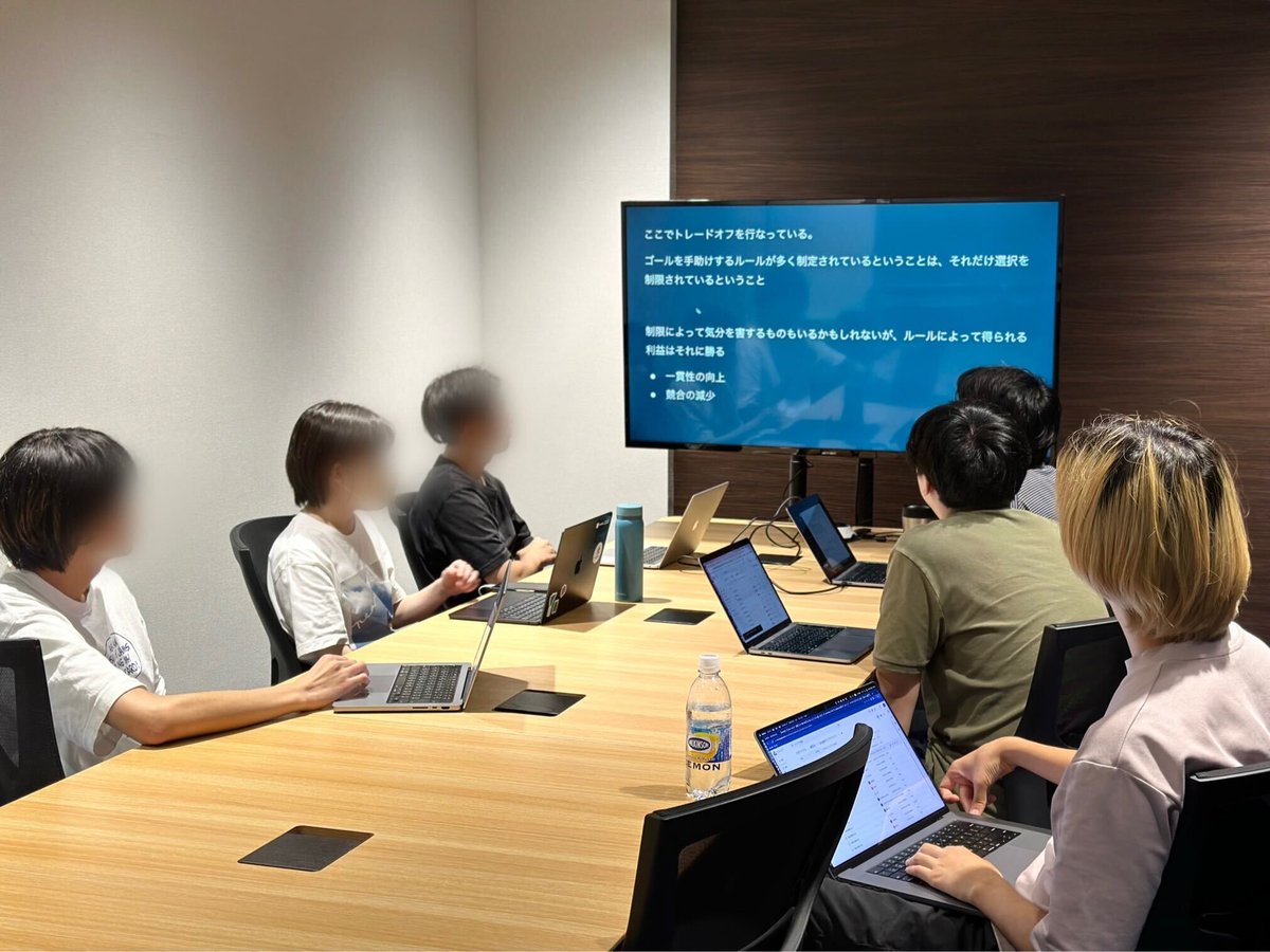 caraquri's tweet photo. からくりは勉強会やLT会など、盛んに行われる文化。
ポジションやプラットフォーム、案件などなど関係なくメンバーが自発的に、主催して参加者を集めて開催しています！
今年の春に入社した新卒メンバーも積極的に主催していて頼もしい限り。

写真は月一で開催中の輪読会の様子。
#カンブリア爆発 https://t.co/01LCeM1hMr