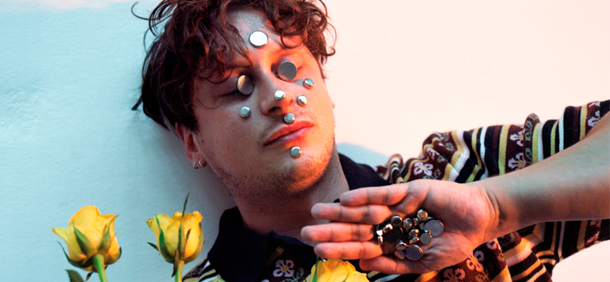 Mit euphorischem House feiert und reflektiert der schottische Künstler <a href="/BarryCantSwim/">Barry Can't Swim</a> in „How It Feels“ den Prozess des Musikmachens. Unser Track des Tages!
→ bit.ly/TDT_BarryCantS…
Foto: Ninja Tune