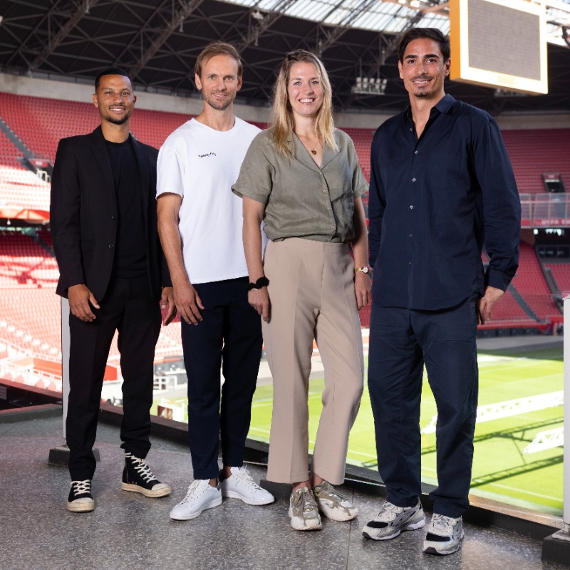AFCAjax's tweet photo. Welkom terug, Ricardo, Siem, Kelly &amp; Daniël! ⚪️🔴⚪️

@MennoGeelen: 'We vinden het belangrijk dat er oud-Ajacieden rondlopen bij de club. Op De Toekomst zijn meerdere oud-spelers actief maar we willen ze ook graag buiten het veld bij Ajax betrekken.'

#ForTheFuture