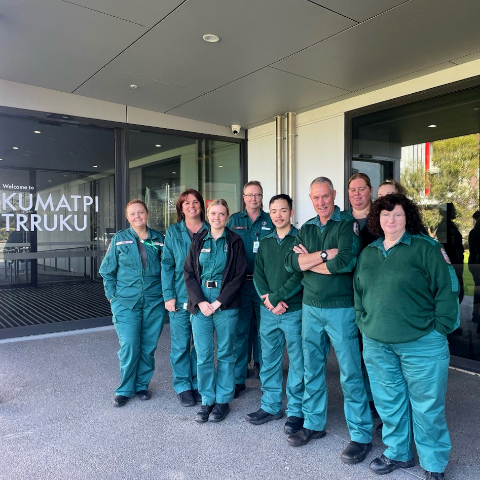 SA_SES's tweet photo. Thank you to the @SA_Ambulance staff who visited @SA_SES headquarters today. It was great discussing how we work together during emergencies and showing you some of our SES facilities.

#Teamwork #SafetyFirst #SAHeroes https://t.co/M9DO5SxU75