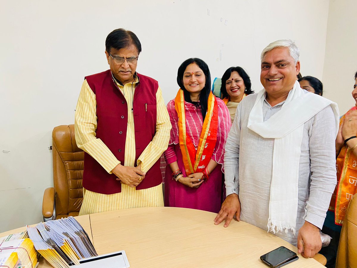 AlishaTomar3's tweet photo. हरियाणा प्रदेश महामंत्री श्री वेदपाल एडवोकेट जी को जन्मदिवस की अनंत शुभ मंगल कामनाएँ। ईश्वर आपको दीर्घ आयु व उत्तम स्वास्थ्य प्रदान करें।
आपका प्रेरणादायक मार्गदर्शन सदैव हमें मिलता रहे।
#vedpal #HappyBirthday @Vedpaladvocate @BJP4Haryana @BJPMM4FARIDABAD @BJPMMHRY https://t.co/tbYsx2hk32
