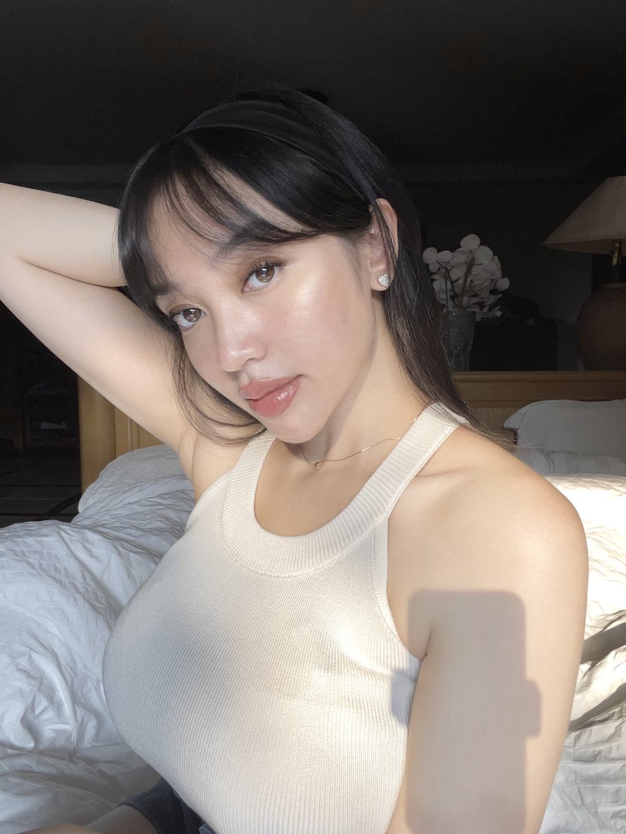 amndzahra's tweet photo. omg banyak bgt yg nanyain di foto ini!!! aku share di sini aja ya biar sekalian semua 🫶🏻

basenya aku pake ini https://t.co/XXEZA04G9M shade Nikola

terus aku pakein ini https://t.co/fj7goAp5oB buat topper

udah itu 2 ajaaa https://t.co/fNyNKow3kk