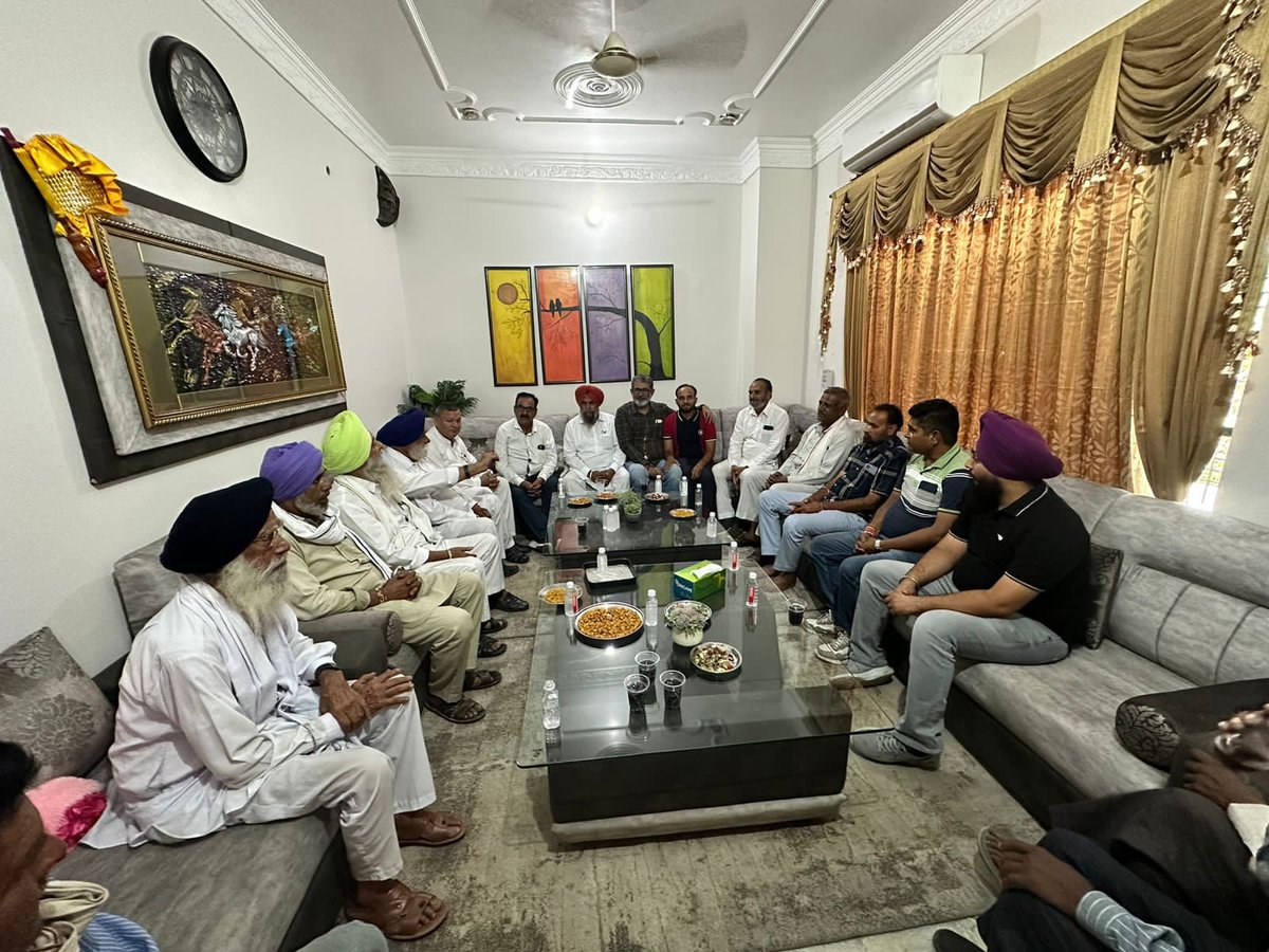 पिहोवा हल्के के गाँव संधोली के खड़क सिंह फ़ार्म में कांग्रेस पार्टी के #हाथ_से_हाथ_जोड़ो अभियान के तहत आयोजित कार्यक्रम में शामिल हुआ।
आप सभी साथियों का बहुत-बहुत धन्यवाद, आभार। 

कांग्रेस पार्टी ज़िंदाबाद
चौ. <a href="/BhupinderShooda/">Bhupinder Singh Hooda</a> ज़िंदाबाद
भाई <a href="/DeependerSHooda/">Deepender Singh Hooda</a> ज़िंदाबाद