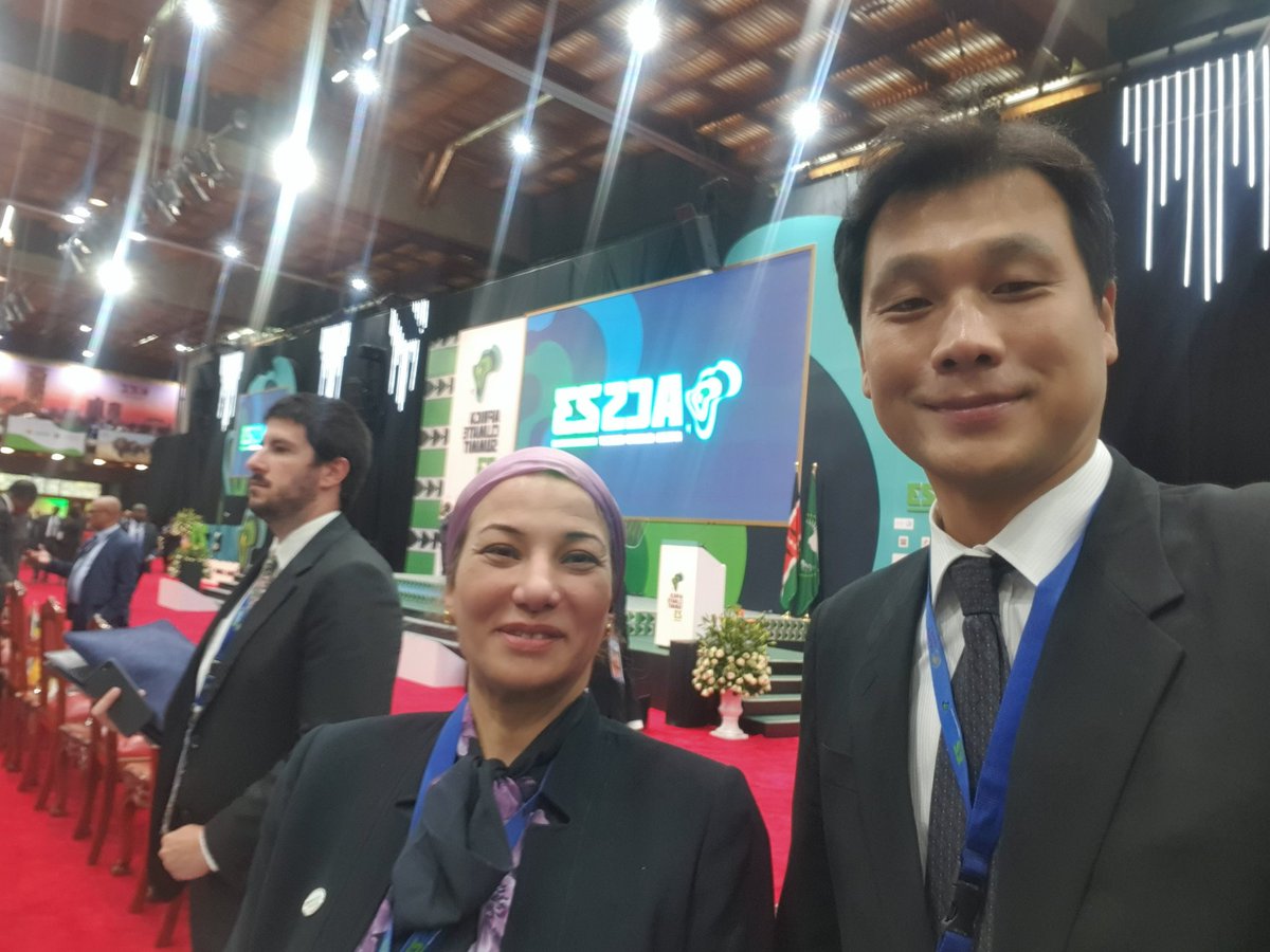 AmbJWHong's tweet photo. What a cheerful reunion with the Egyptian Minister of Environment at the African Climate Summit in Nairobi today 😍😍
야스민 푸아드 이집트 환경장관과 나이로비 아프리카 기후 정상회의에서 반가운 재회
كنت مبسوط جدا 🙏🙏 https://t.co/h9FSQxlayH