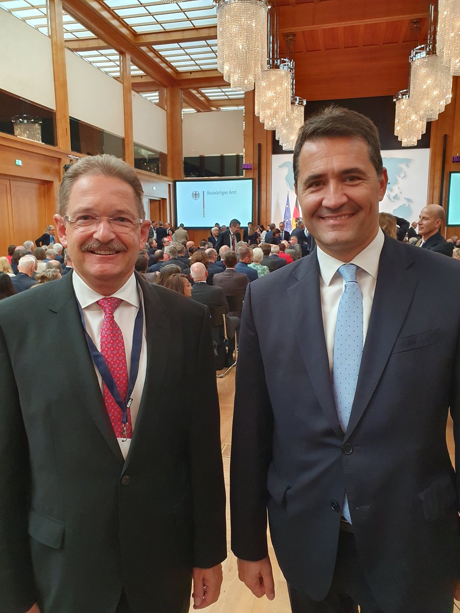 Excellent opportunity to discuss how to jointly advance key issues on the 🇩🇪 - 🇲🇪 bilateral agenda, with my 🇲🇪 counterpart in Berlin, Zdravko Jovović, in the margins of the opening of our annual Ambassadors' Conference.