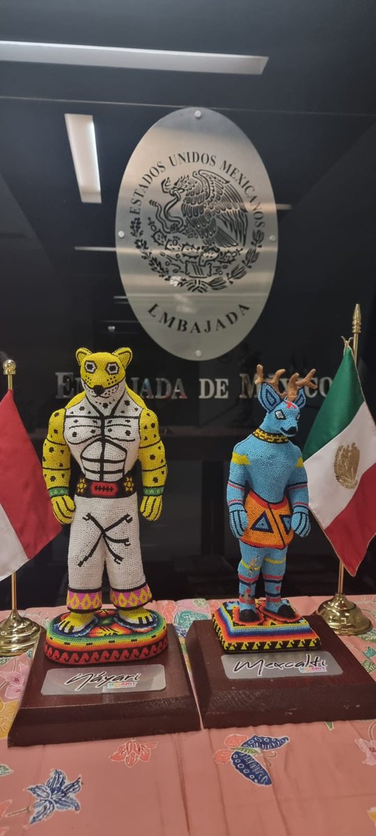 EmbMexIno's tweet photo. Damos la más cordial bienvenida a los embajadores Náyari y Mexcalti, representantes de la esencia de Nayarit, una tierra llena de tesoros culturales y bellezas naturales. 🌎🎉 Acompañados por los anfitriones Wayang Golek en este encuentro único. #MagiaHechaAMano #MundoWixárika https://t.co/bS0H290YcF