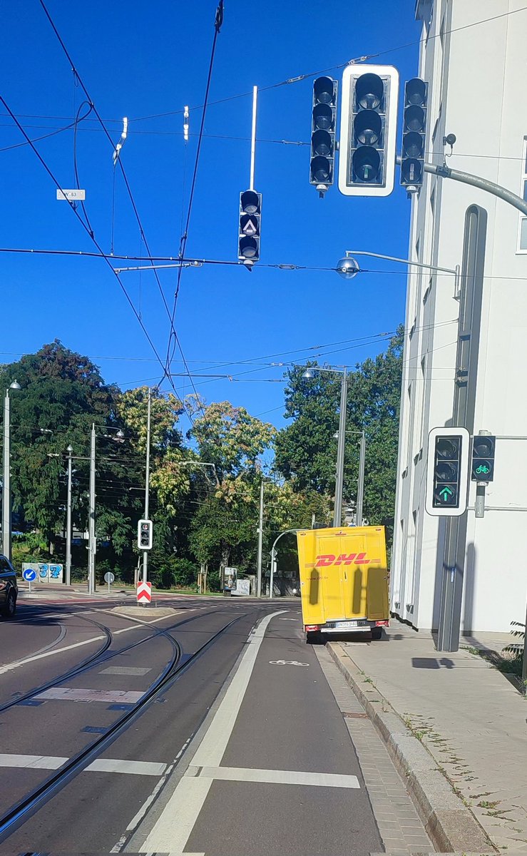 ottoparkt's tweet photo. Na @DHLPaket wie immer , die StVO ist euch egal. #Magdeburg #ottoparktüberall #srmd #falschparker https://t.co/4h35yBVc8s
