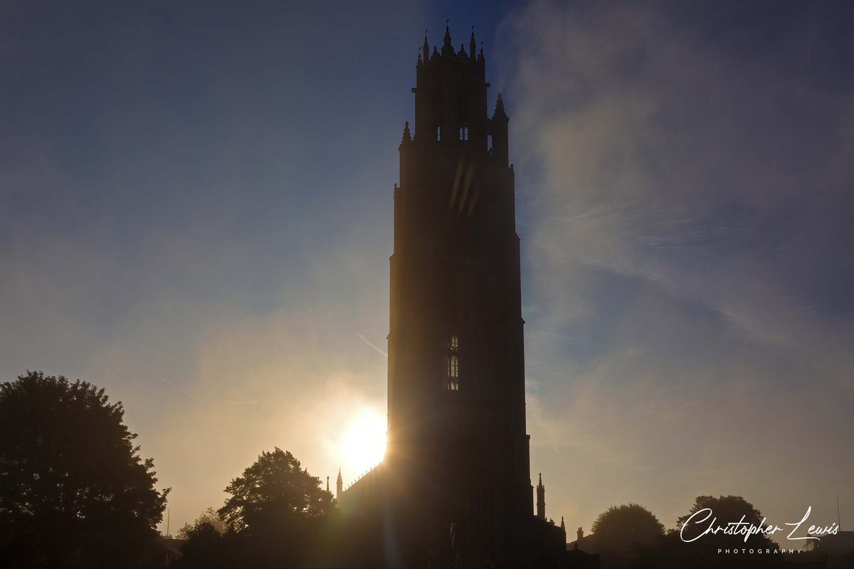 Really pleased I got out this morning while the mist was clearing to get this stunning sunrise of Boston Stump @stump_boston @Bostonboro @Boston_lincs @Bostonrdboston @BostonTownscape @LincsSkies @LydiaSRusling @michellesacks2 #LincsConnect #sunrise #bostonstump #bostonlincs