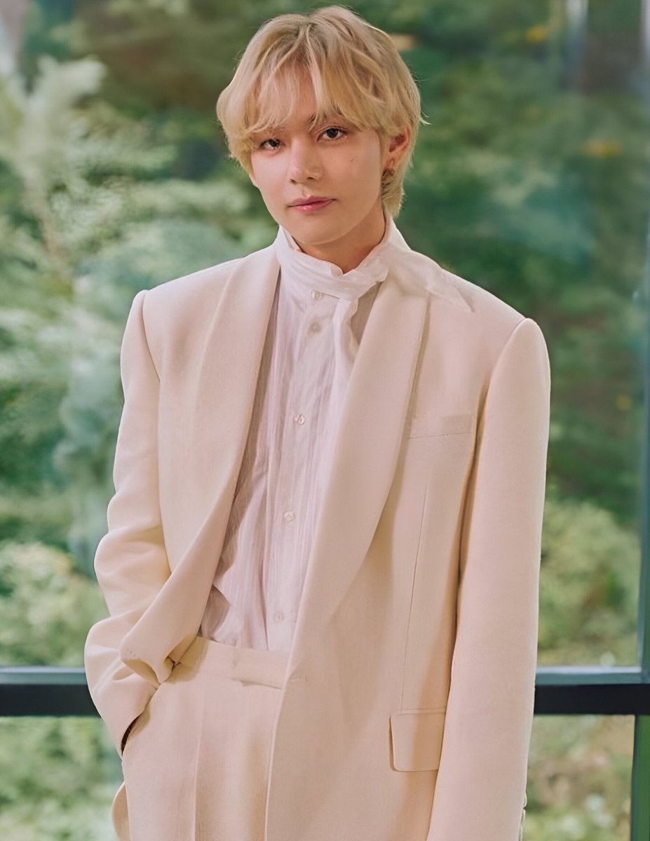 Taehyungimpact's tweet photo. Prince kim taehyung is so glowing ✨ https://t.co/ysBI2jJJzy