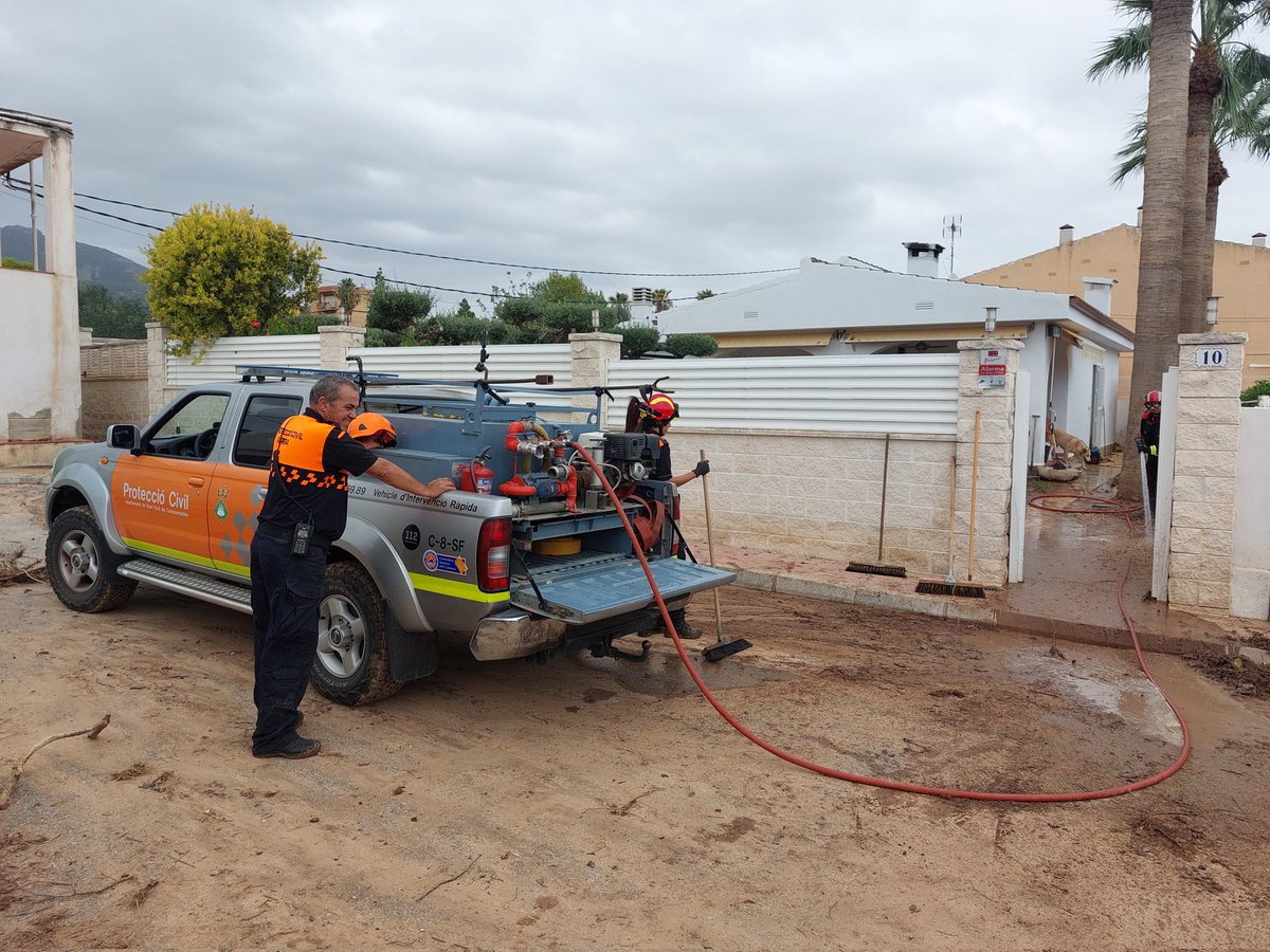 pcivilsantfost's tweet photo. Efectius de #ProteccióCivil de #SantFost s'han desplaçat #Alcanar i han participat al dispositiu especial de @emergenciescat i @Coordinadora_AV amb motiu de les inundacions.
@AlcanarAJ https://t.co/nvaZupaN3v