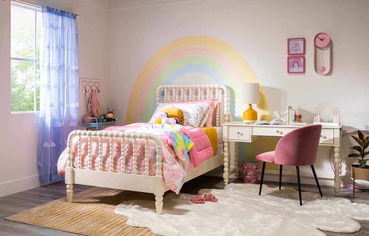 LivingSpaces's tweet photo. This room goes together like rainbows and unicorns! 🦄 #traditional #casual #kidspaces
Featuring the Madison White Twin Spindle Panel Bed, Madison White 54” Desk with USB and Duffy Pink Chair https://t.co/qH1DRtF4jT