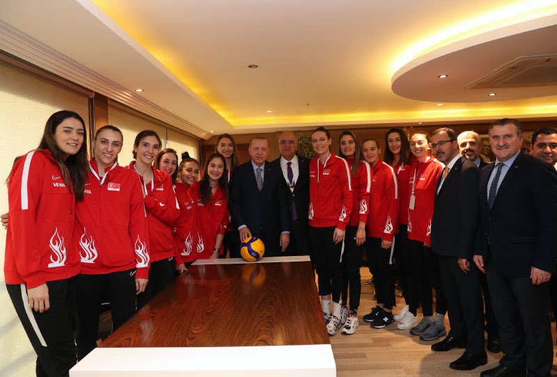 LPG'li Ebrar hariç, milli voleybolcularımız Cumhurbaşkanımızın huzurunda 😎

Mesaj NET 🤝🏻