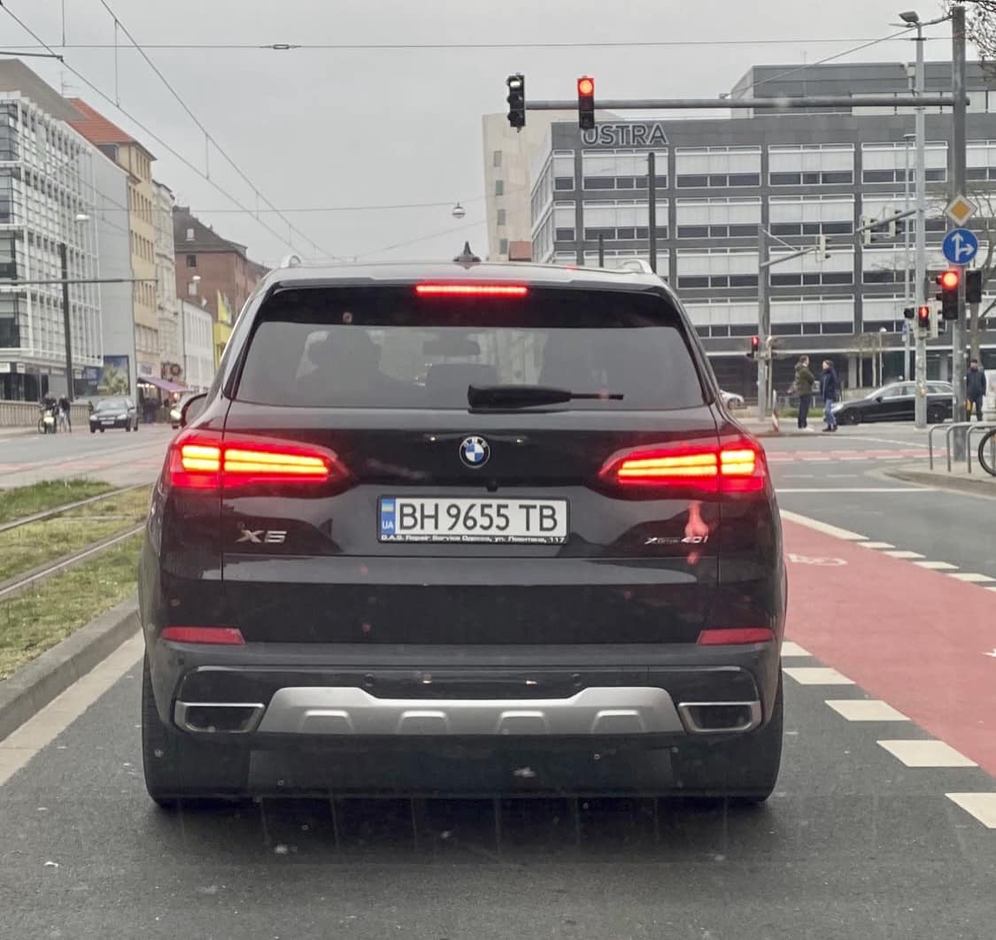 MathiasMarkert's tweet photo. Meinung:
Hier wohl eines der Lieblingsbilder all der #Ukraine Knechte, der #Selenskyi Diener, der #blaugelb Schwenker und der #Russland ruinieren Wollenden:
"Wenn Dein Steuergeld vor Dir an der Ampel steht und mit #Bürgergeld betankt wird".
Wie wir von Selenskyi selbst nun wissen, könnte darin ein Fahnenflüchtiger sitzen, also einer, dem sein eigenes Land egal ist. Wie wir auch wissen, könnte das Auto auch durch schwarz weiter verkaufte Waffen finanziert sein. Kann sein. Alles. Mir geht das jedenfalls auf den Zeiger. Furchtbar.
Und nein, liebe Waffenlieferer, ich bin nicht neidisch auf dieses Auto. 
Aber dass die hier mit Autos rumfahren, die sich der normale Deutsche nicht leisten kann und DAFÜR noch Geld bekommen, denn von denen bekommt jeder Geld, und krankenversichert sind ... und und und ... ist ein Unding und kann und darf nicht sein!