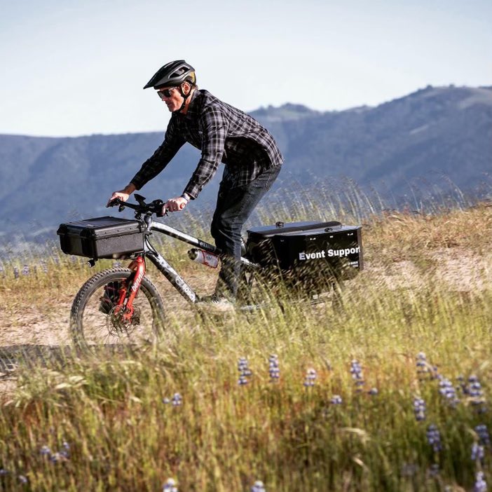 FutureBikes_'s tweet photo. 🚴‍♂️ Dreading the back to school traffic, parking stress and pollution? 🚗
Why not say “Hello Benno” 👋 and try out an E-cargo bike! 🙌

#RideGreen #BennoBikes #FutureBikes #BackToSchool #Benno https://t.co/zI5a9TF01U