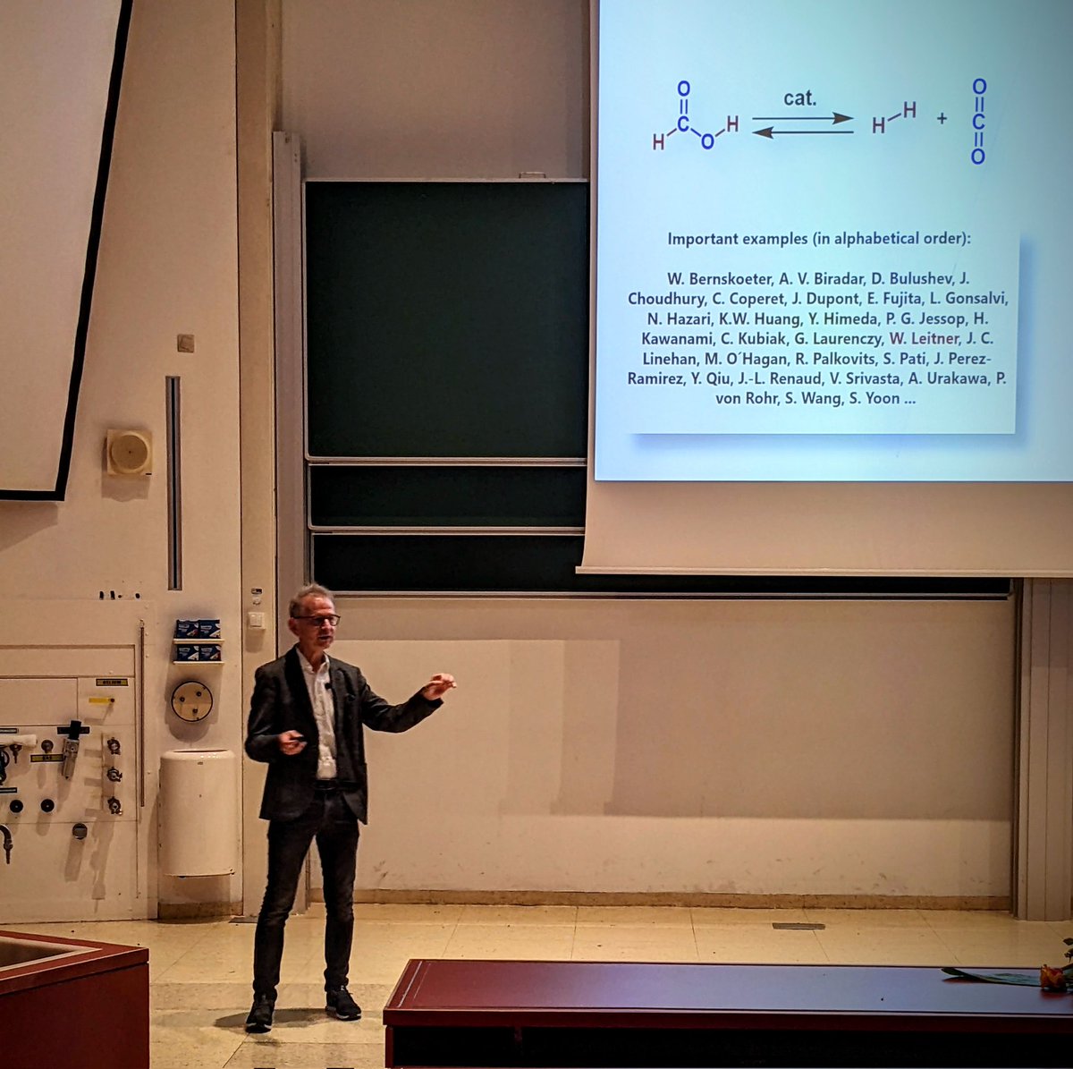 Great talk from #MatthiasBeller (from @likat_rostock) on #catalysis for formic acid as a #HydrogenStorage system to address global #sustainability challenges (unusual but advantageous: works a low temps and is highly non-toxic) at the <a href="/eicc6_vienna/">EICC6</a> conference
#GreenChemistry