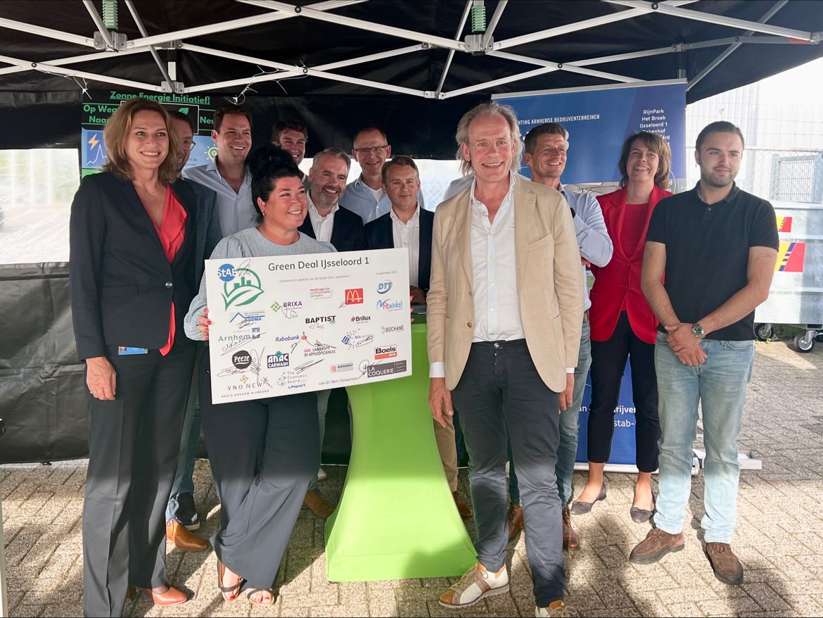economicboard's tweet photo. #GreenDeal IJsseloord I is ondertekend, het startschot voor concrete acties om IJsseloord I te verduurzamen en toekomstbestendig te maken. Samen werken aan een groener, duurzamer en toekomstbestendig IJsseloord! #GreenDeal #IJsseloordI #Duurzaamheid #Lifeport #Arnhem https://t.co/Eprgs66Fl6