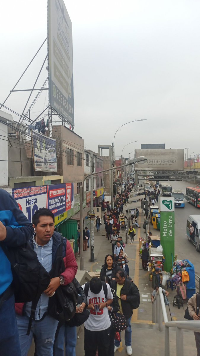 fusionrelativa's tweet photo. Estación San Juan cerrada, se identifica personal policial como nunca, estación Atocongo funcionando pero las colas son inmensas #linea1 #tren #metro https://t.co/gMGpfD3ljB