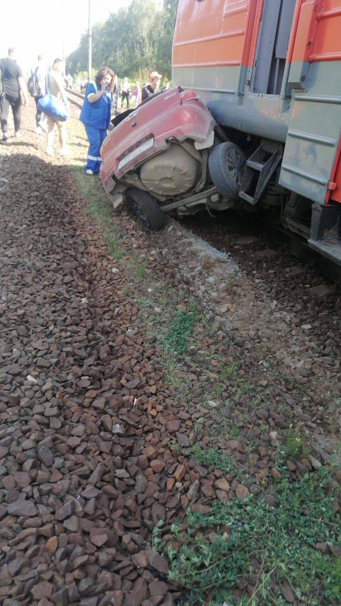 Электричка раздавила легковушку у платформы в Раменском округе Подмосковья. По данным СМИ, за рулем была девушка. Она, предположительно, выехала на ж/д пути на красный и погибла