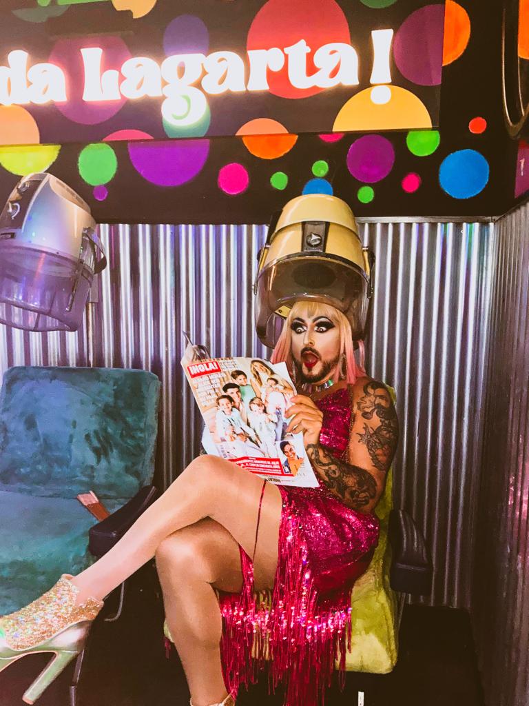 ChichiMontesa's tweet photo. ¡Ay cariño!, como buena ahorradora me espero a ir a la peluquería de @menudalagarta para leer las revistas, aunque vaya con un par de días de retraso… ¡anda!, ¡que se ha muerto Lady Di!😳
#gay #gayalicante #dragqueen #dragqueer #dragshow #pride #dragqueenshow #beardeddragqueen https://t.co/8sPrAcs34q